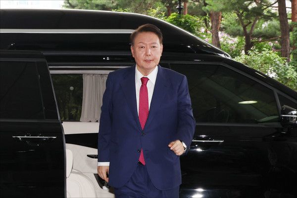 ▲ 윤석열 전 대통령이 5일 오전 서초구 서울고등검찰청에 마련된 내란특검에서 2차 대면조사를 받기 위해 출석하고 있다. 사진=뉴시스