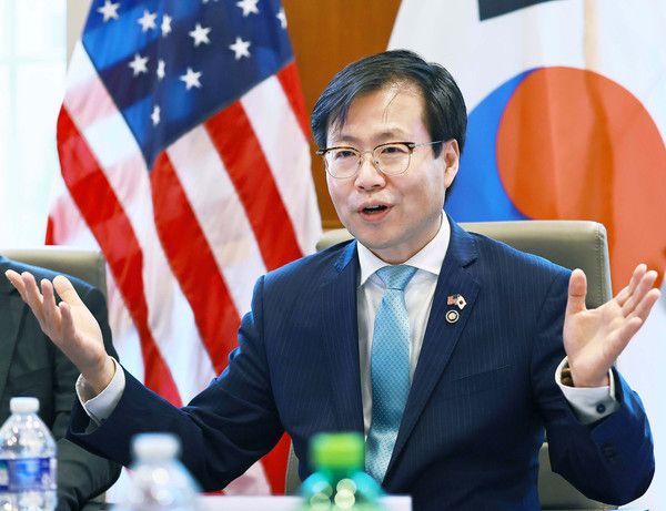 ▲ 여한구 산업통상자원부 통상교섭본부장이 지난달 27일 오전(현지시간) 미국 워싱턴 D.C. 미국상공회의소 회의실에서 찰스 프리먼(Charles Freeman) 아시아 총괄 선임부회장을 비롯한 미한재계회의 회원사 관계자가 참석한 가운데 열린 미국 상공회의소 라운드테이블에 참석해 인사말을 하고 있다. 사진=산업통상자원부