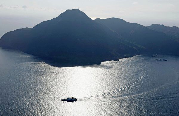 ▲ 지난 6월 21일부터 크고 작은 지진이 1천 회가량 이어지고 있는 일본 남부 도카라 열도 지역에서 일시 대피를 원하는 주민과 방문객들을 태운 선박이 4일 아쿠세키섬 도시마촌에서 출항하고 있다. 사진=뉴시스