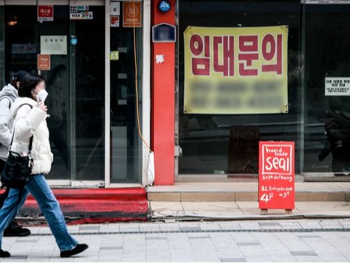▲ 경기 둔화로 저소득을 비롯한 중소득·고소득 자영업자의 연체율이 치솟고 있는 가운데 8일 서울시내 상가에 임대문의 안내문이 붙어있다. 사진=뉴시스