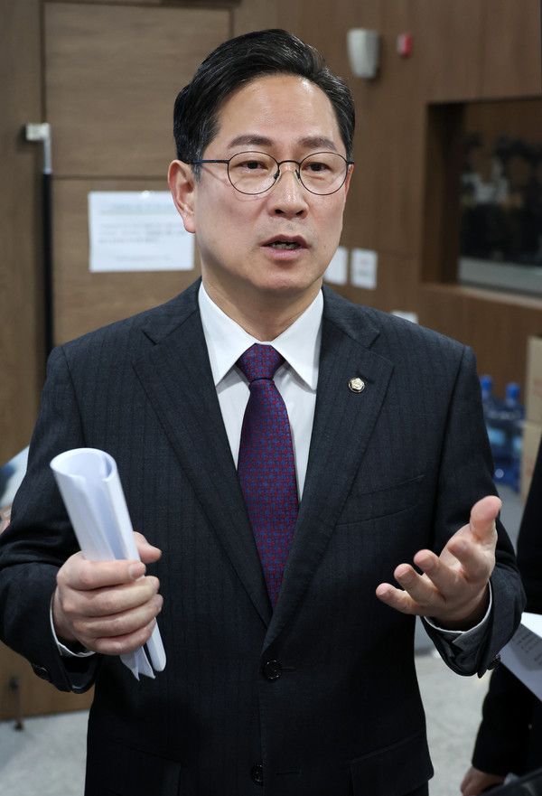 ▲ 국회 기획재정위원회 간사인 박수영 국민의힘 의원이 20일 오전 서울 여의도 국회 소통관에서 열린 연금개혁 관련 기자회견을 마친 뒤 취재진 질문에 답하고 있다. 사진=뉴시스