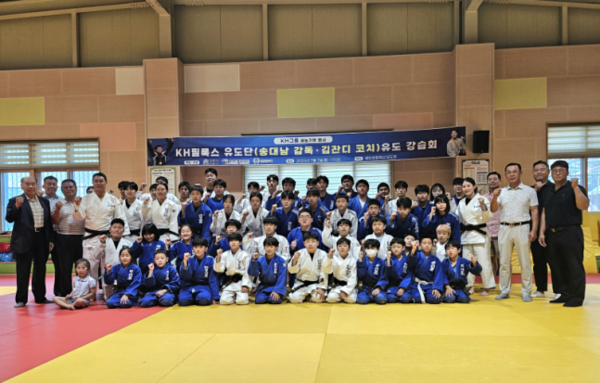 ▲ 필룩스 유도단이 7일 강원도 춘천 부안초등학교 체육관을 찾아 재능기부 행사를 실시했다. 사진=KH