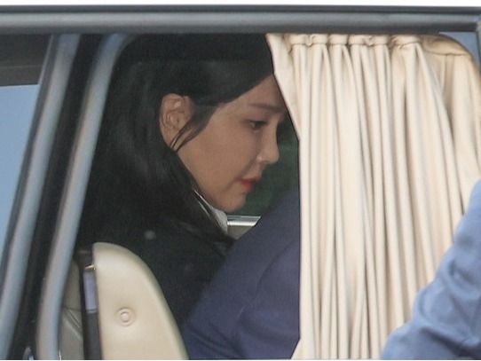 ▲ 윤석열 전 대통령의 부인인 김건희 여사가 11일 오후 서울 용산구 한남동 대통령 관저를 떠나고 있다. 2025.04.11. 사진=뉴시스