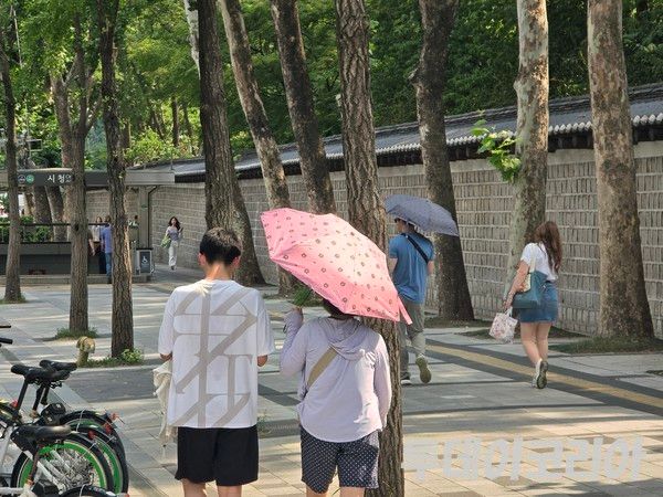 ▲ 8일 서울 낮 기온이 37.1도까지 올라간 가운데 시민들이 발걸음을 옮기고 있다. 사진=투데이코리아