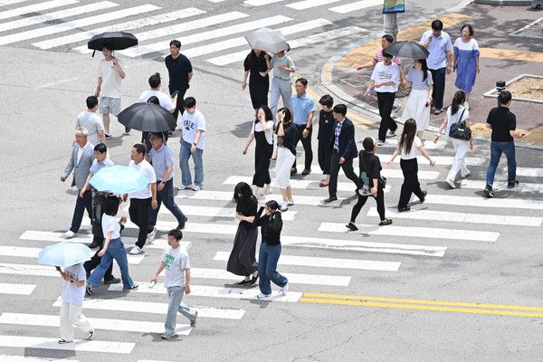 ▲ 광주 북구청 사거리에서 시민들이 강한 햇빛을 받으며 횡단보도 위를 걷고 있다. 사진=뉴시스