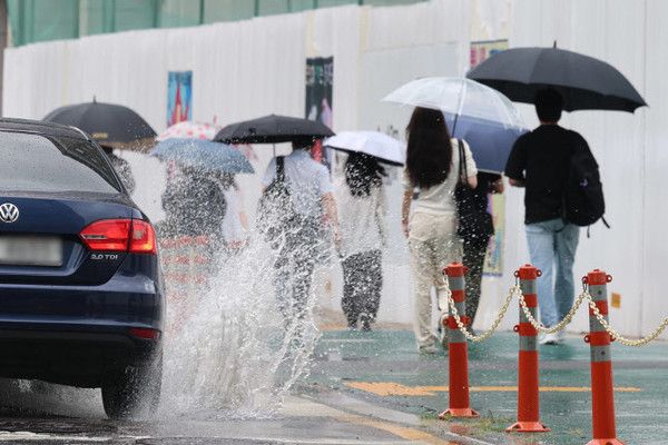 ▲ 20일 오전 서울 종로구청 인근에서 시민들이 우산을 쓰고 출근하고 있다. (사진=뉴시스)