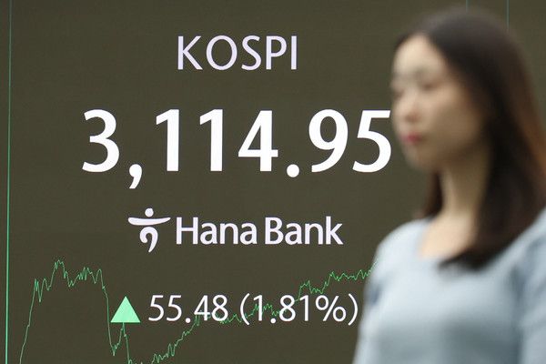 ▲ 8일 오후 서울 중구 하나은행 딜링룸에서 딜러들이 업무를 보고 있다. 사진=뉴시스