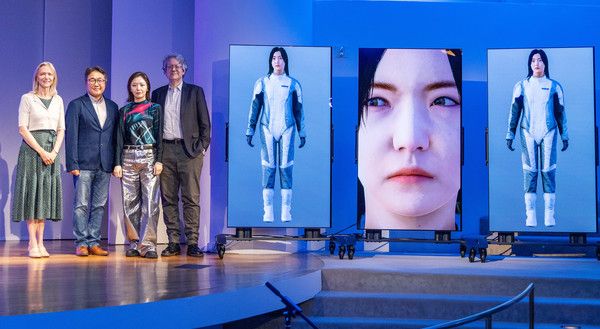 ▲ (왼쪽부터)마리엣 웨스터만(Mariët Westermann) 구겐하임미술관장 겸 CEO, 허철호 LG전자 북미법인 상무, 김아영 작가, 냇 트로트먼(Nat Trotman) 구겐하임 큐레이터가 기념 촬영을 진행하고 있는 모습. 사진=LG전자