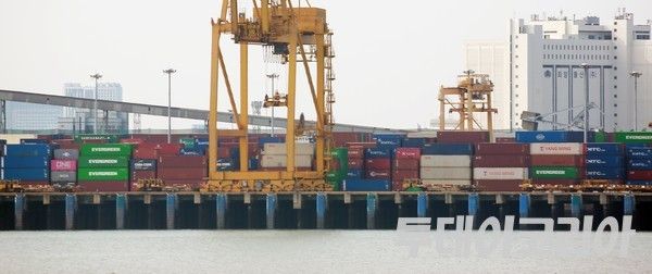 ▲ 인천 중구 부둣가에 수출 대기 중인 컨테이너가 가득 쌓여있다. 사진=투데이코리아