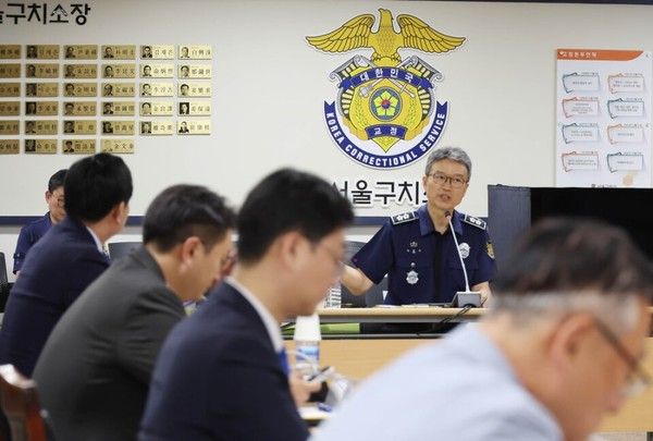 ▲ 김현우 서울구치소장이 31일 경기 의왕시 서울구치소를 방문한 더불어민주당 ‘3대특검 종합대응 특별위원회’ 위원들과 면담하고 있다. 사진=국회사진기자단