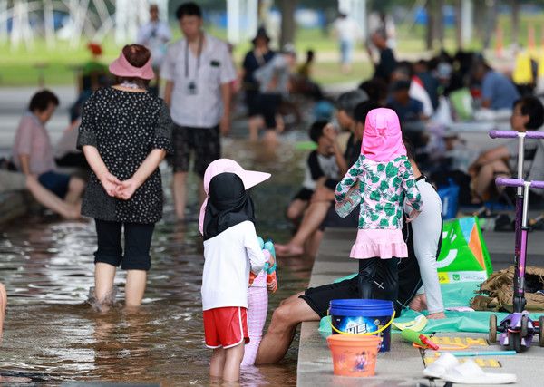 ▲ 서울 영등포구 마포대교 남단에서 시민들이 휴식을 취하고 있다. 사진=뉴시스