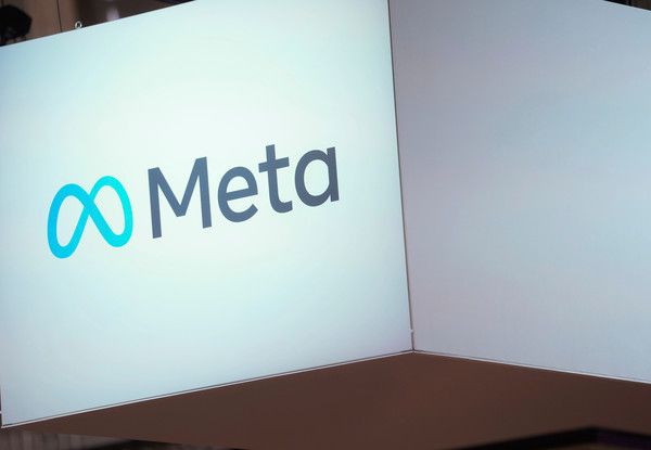 ▲ 2023년 프랑스 파리에서 열린 비밭크 쇼에서 메타 로고가 보이고 있다. 사진=AP/뉴시스