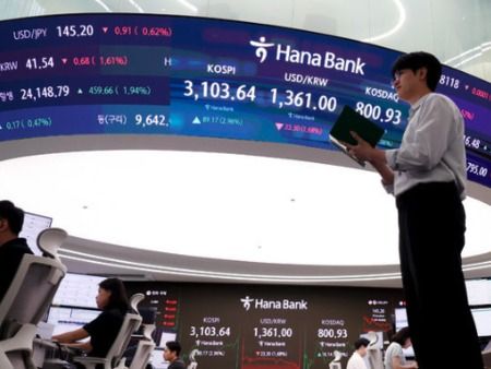 ▲ 하나은행 딜링룸에서 딜러들이 업무를 보고 있다. 사진=뉴시스