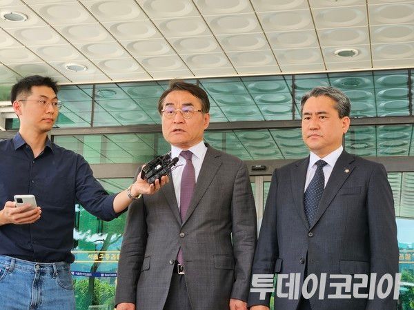 ▲ 윤석열 전 대통령의 법률대리인단인 배보윤 변호사가 지난 7일 서울고등검찰청 앞에서 기자회견을 열고 발언하고 있다. 사진=투데이코리아