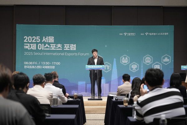 ▲ ‘2025 서울 국제 이스포츠 포럼’에서 축사하고 있는 김동욱 서울시의회 의원. 사진=서울시의회