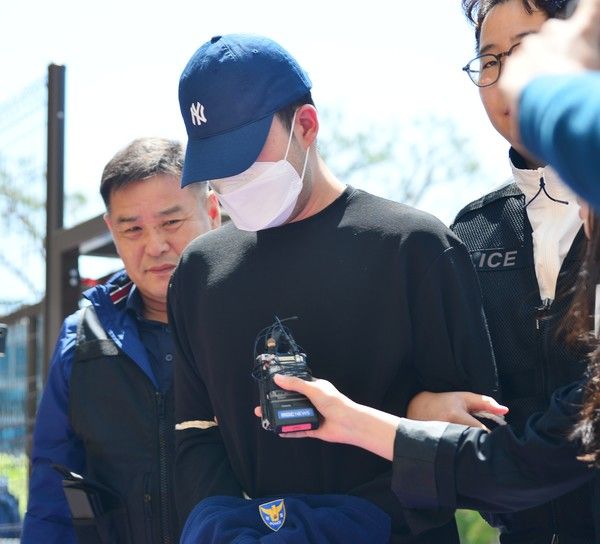 ▲ 충북 청주의 한 고등학교에서 흉기 난동을 부린 10대 피의자가 지난 4월 30일 오후 청주지방법원으로 구속 전 피의자 심문(영장실질심사)을 받기 위해 출석하고 있다. 사진=뉴시스