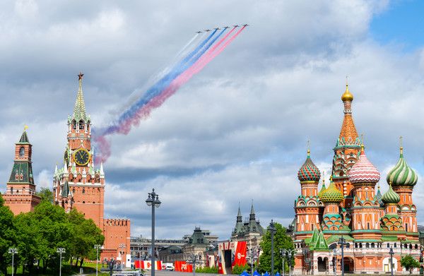 ▲ 지난 5월 7일 러시아 모스크바 붉은광장에서 제80주년 2차 세계대전 승리 기념 ‘전승절’ 열병식 예행연습 중인 곡예비행단이 러시아 국기 색깔의 연막을 뿌리며 편대 비행하고 있다. 사진=신화/뉴시스