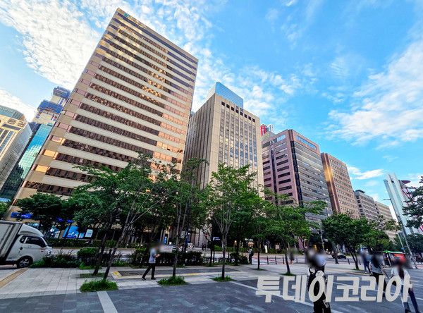 ▲ 22일 저녁 서울 여의도에서 시민들이 이동하고 있다. 사진=투데이코리아