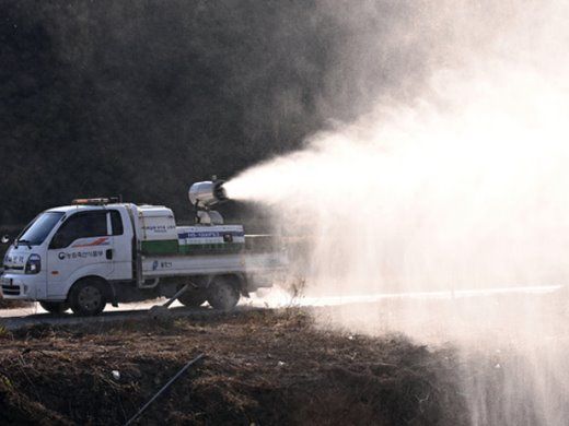 ▲ 28일 오후 경기 용인시 원삼면 한 오리농장에서 용인축산농협 방역차량이 조류인플루엔자(AI) 방역활동을 하고 있다. 농림축산식품부는 경기 용인시 청미천 주변에서 지난 24일 채취한 야생조류 분변 시료를 분석한 결과 H5N8형 조류인플루엔자 항원이 검출됐다고 밝혔다. 사진제공=뉴시스.