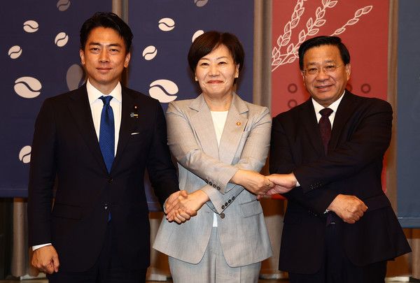 ▲ 송미령 농림축산식품부 장관과 고이즈미 신지로 일본 농림수산성 대신, 한 쥔 중국 농업농촌부 부장이 11일 인천 파라다이스 호텔에서 열린 제4차 한일중 농업장관회의에 앞서 기념촬영을 하고 있다. 사진=농식품부