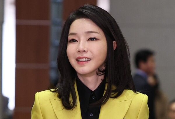 ▲ 김건희 여사가 12일 구속됐다. 사진은 김 여사가 2023년 2월 서울 용산구 백범김구기념관에서 열린 제3회 한국수어의 날 기념식에 참석하며 수어로 인사하고 있는 모습. 사진=뉴시스