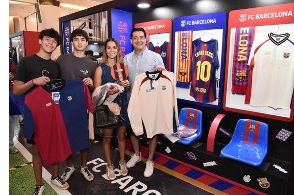 ▲ FC서울 vs FC바르셀로나 서울 매치 팝업스토어를 찾은 외국인 팬들. 사진=형지엘리트