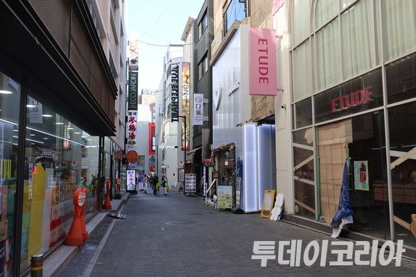 ▲ 한산한 분위기를 풍기는 명동 골목 모습. 사진=투데이코리아
