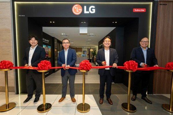 ▲ LG전자 관계자들이 싱가포르 구독 전용 브랜드샵 오픈을 기념하고 있다. 사진=LG전자