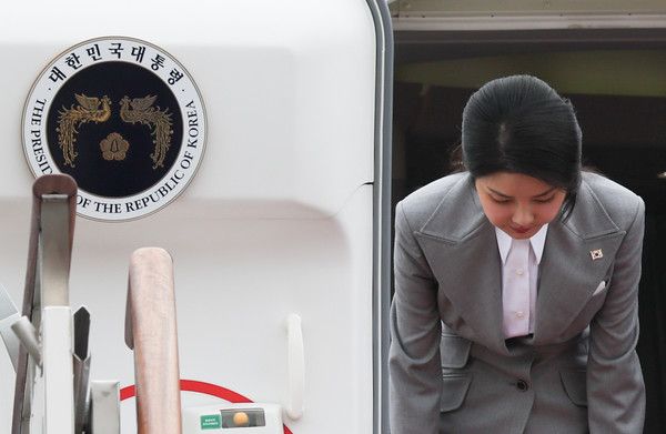 ▲ 김건희 여사가 구속됐다. 사진은 김 여사가 2024년 9월 성남 서울공항에 도착해 공군 1호기에 탑승하며 인사하고 있는 모습. 사진=뉴시스