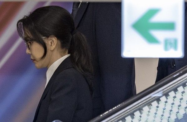 ▲ 김건희 여사가 12일 구속됐다. 사진은 김 여사가 2025년 8월 6일 서울 종로구 김건희 특검팀(특별검사 민중기) 사무실에서 피의자 신분으로 조사를 마친 뒤 밖으로 나서고 있는 모습. 사진=뉴시스