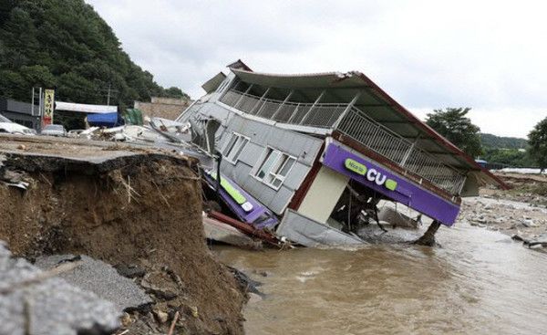 ▲ 지난달 20일 경기도 가평군에 내린 폭우로 무너진 편의점 건물. 사진=뉴시스