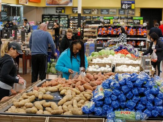 ▲ 미국 네바다주 라스베이거스의 월마트에서 사람들이 음식 재료들을 구매하고 있다. 사진=AP/뉴시스