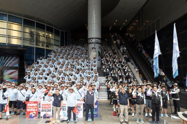 ▲ 김동명 한국노동조합총연맹 위원장과 양경수 전국민주노동조합총연맹 위원장을 비롯한 양대노총 조합원들이 15일 서울 용산역 광장에서 열린 8.15 광복 80주년 기념 양대노총 결의대회에서 구호를 외치고 있다. 사진=뉴시스