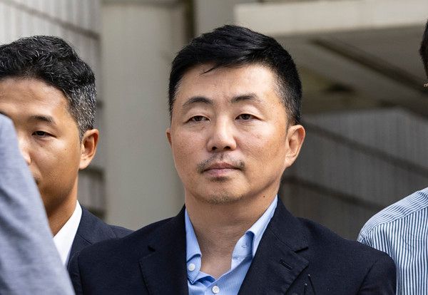 ▲ 김건희 여사의 집사로 지목된 김예성씨가 15일 서울 서초구 서울중앙지법에 구속 전 피의자심문(영장실질심사)를 마치고 법원 청사를 나서고 있다. 사진=뉴시스