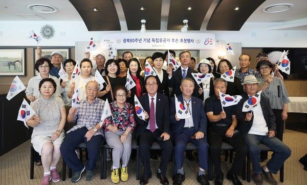 ▲ 한국마사회가 광복 80주년을 맞아 지난 16일 렛츠런파크 서울에서 독립유공자 후손 27명을 초청해 행사를 진행한 뒤 기념촬영을 하고 있다. 사진=한국마사회