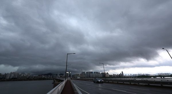 ▲ 서울 원효대교에서 바라본 도심 하늘에 먹구름이 가득하다. 사진=뉴시스