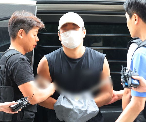 ▲ 지난달 13일 오후 부천시 원미구 인천지방법원 부천지원으로 지난 10일 경기 김포시 한 단독주택에서 60∼70대 부모와 30대 형 등 일가족 3명을 흉기로 살해한 혐의를 받는 30대 A씨가 구속 전 피의자 심문(영장실질심사)을 받기 위해 출석하고 있다. 사진=뉴시스