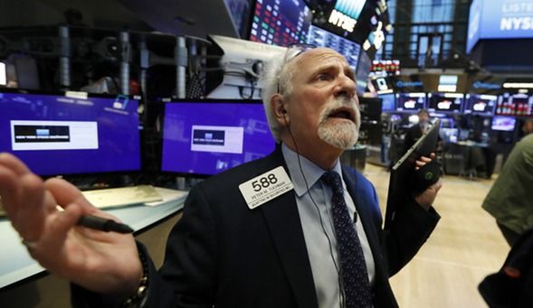 ▲ 미국 뉴욕증권거래소(NYSE)에서 한 트레이더가 전광판을 보고있다. 사진=뉴시스