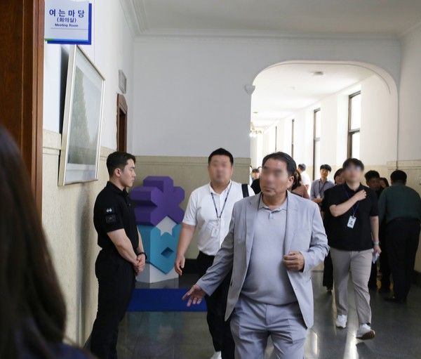 ▲ 충북경찰청 관계자가 21일 충북도청에서 김영환 지사의 일본 방문 돈봉투 수수의혹과 관련해 압수수색을 진행하고 있다. 사진=뉴시스