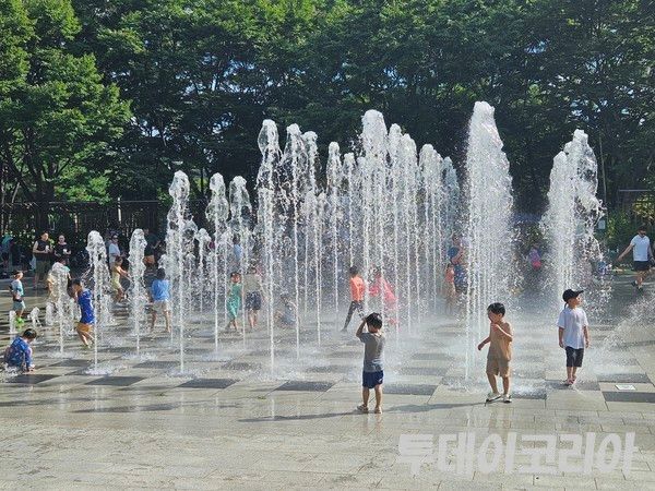 ▲ 서울숲 바닥분수에서 아이들이 물놀이를 하고있다. 사진=투데이코리아