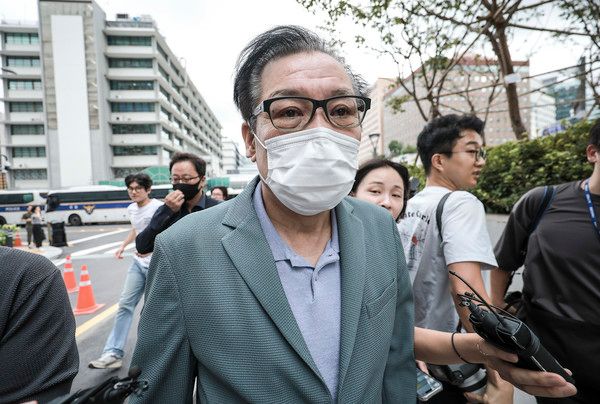 ▲ 건진법사 전성배씨가 21일 서울 종로구 KT광화문빌딩 웨스트에 마련된 김건희 특검 사무실에 출석하고 있다. 건진법사 전성배씨가 21일 예정된 구속 전 피의자 심문(영장실질심사)에 출석하지 않겠다고 밝혔다. 사진=뉴시스