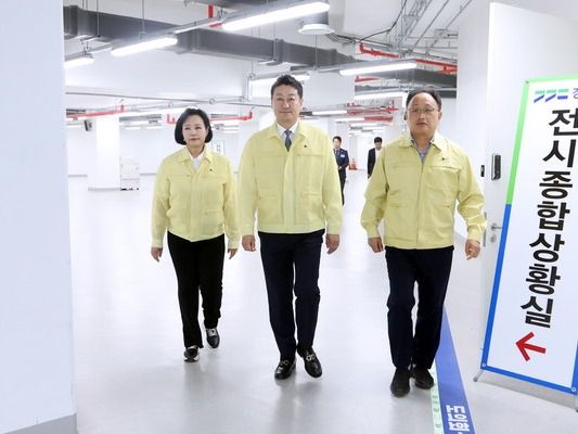 ▲ 김진경 경기도의회 의장이 지난 19일 경기도 전시종합상황실을 찾아 ‘2025년 을지연습’에 참여한 공직자들을 격려했다. 사진=경기도의회