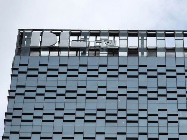 ▲ 경찰이 아파트 공사현장 추락 사망사고 관련 DL건설 압수수색에 들어간 20일 오전 서울 종로구 DL그룹 본사 모습. 경기북부경찰청 형사기동대는 고용노동부 의정부지청과 함께 이날 DL건설 서울사무소와 하청업체 등 4곳에 대해 압수수색에 들어갔다. 사진=뉴시스