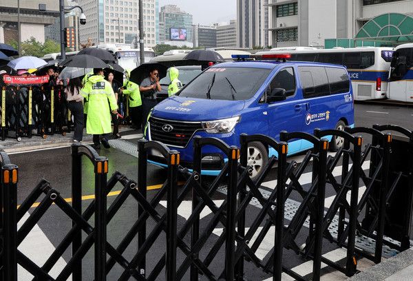 ▲ 김건희 여사가 탑승한 호송차가 25일 김 여사 관련 의혹들을 수사하는 민중기 특별검사팀 사무실이 마련된 서울 종로구 KT광화문 West빌딩으로 들어가고 있다. 사진=뉴시스