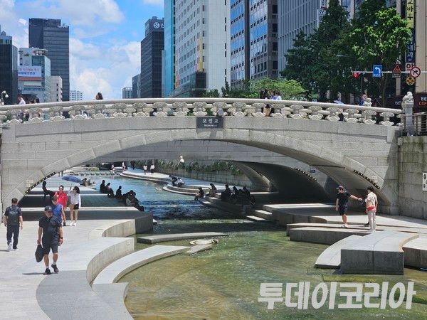 ▲ 시민들이 더위를 피해 청계천에서 휴식을 취하고 있다. 사진=투데이코리아