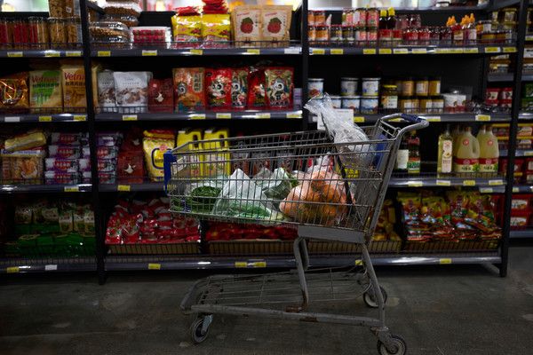 ▲ 미 캘리포니아주 롤랜드하이츠의 한 아시아 식품점에 식료품들을 가득 실은 쇼핑 카트가 서 있다. 사진=뉴시스
