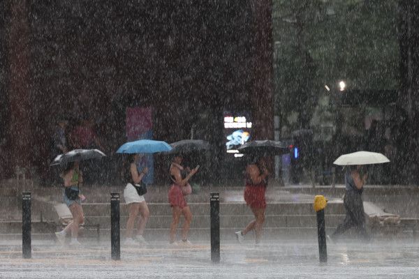 ▲ 서울 중구 시청역 인근에서 시민들이 많은 비에 우산을 쓰고 이동하고 있다. 사진=뉴시스