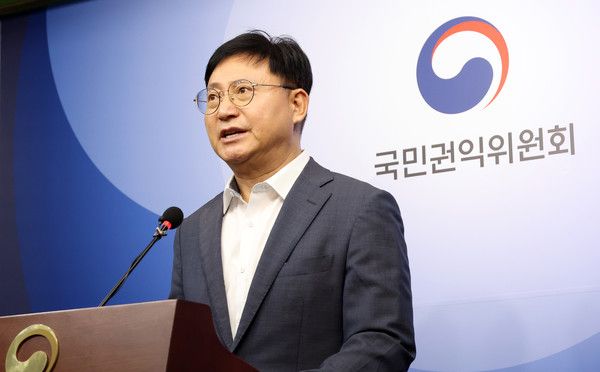 ▲ 김응태 국민권익위원회 심사보호국장이 26일 세종시 정부세종청사에서 2025년 8월에 부패·공익신고 보상금 약 3억원을 신고자 32명에게 지급했다고 밝히고 있다. 사진=뉴시스
