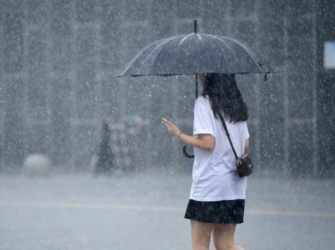 ▲ 광주 동구 국립아시아문화전당 주변에 내리는 소낙성 폭우 속에서 한 시민이 길을 재촉하고 있다. 사진=뉴시스