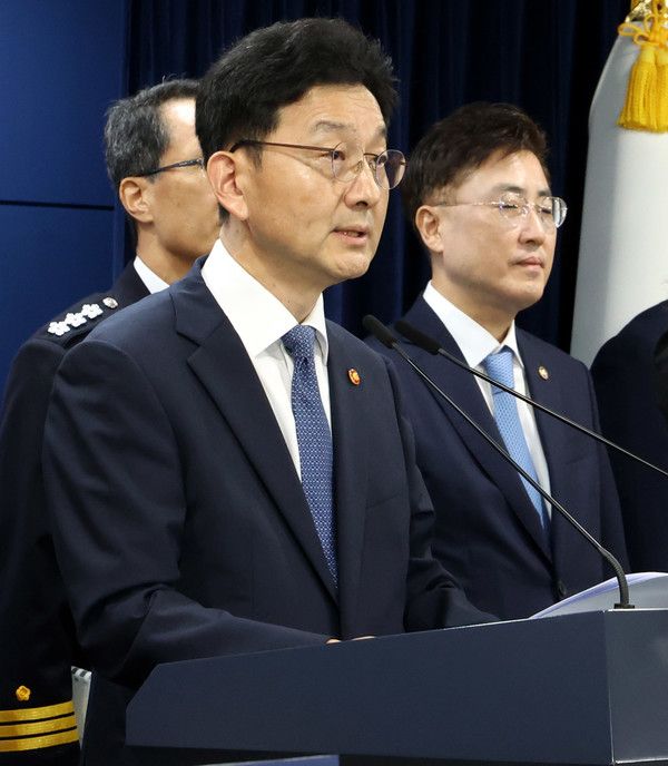 ▲ 윤창렬 국무조정실장이 28일 오전 서울 종로구 정부서울청사에서 '보이스피싱 근절 종합대책' 합동브리핑을 하고 있다. 사진=뉴시스